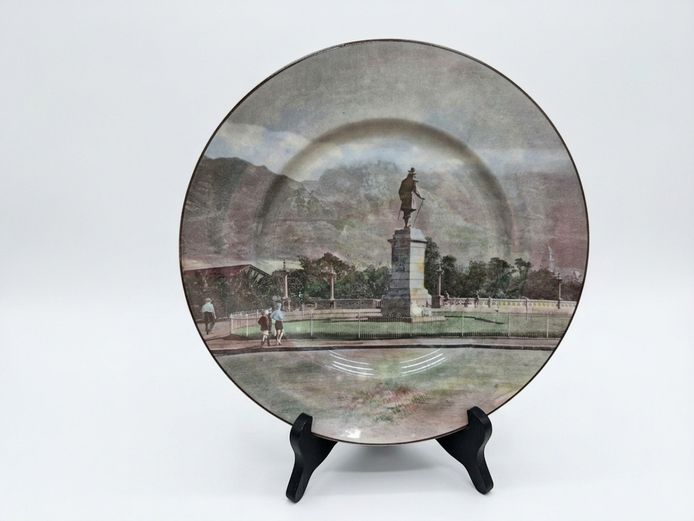 Royal Doulton "African Series" Van Riebeeck Statue Cape Town Commemorative Plate