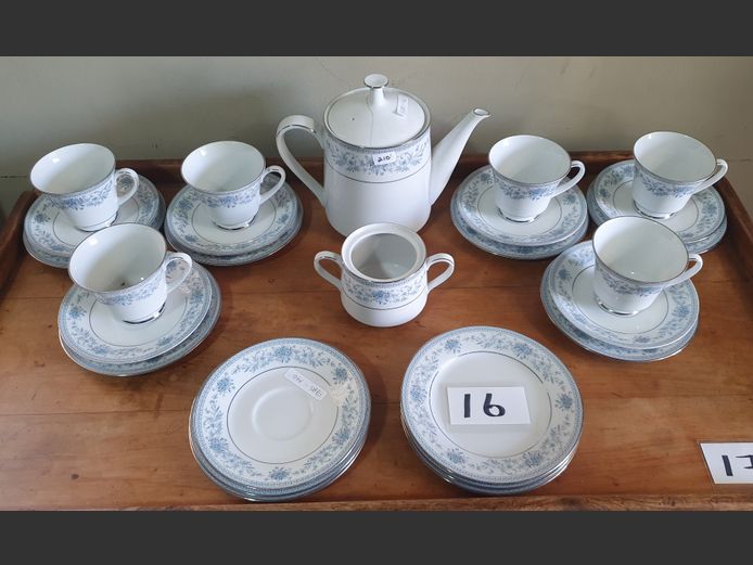 NORITAKE BLUE HILL PART TEA SET [Lid to teapot cracked]