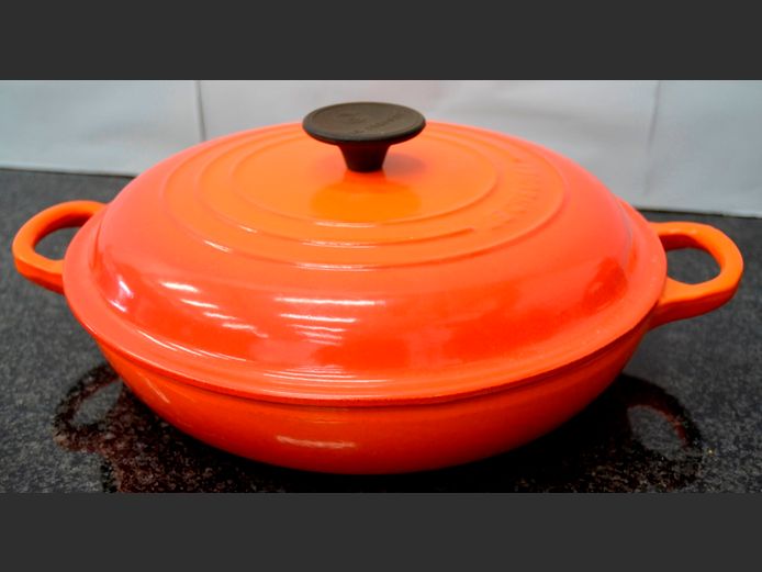 LE CREUSET CAST IRON CASSEROLE WITH LID, 26cm Diameter