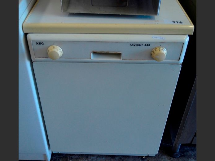 AEG DISHWASHER [Switches on, untested further]