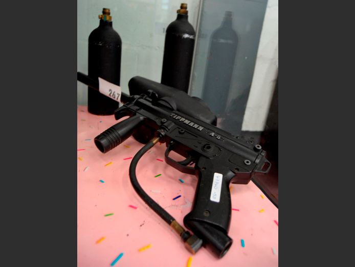 TIPPMAN A5 PAINTBALL GUN WITH CANISTERS