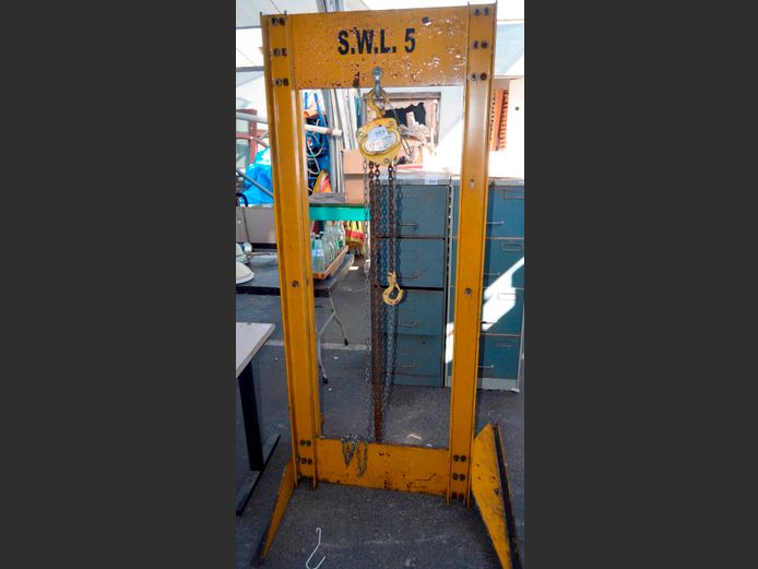 HOIST WITH 1-TON CHAIN BLOCK, 200 x 80cm