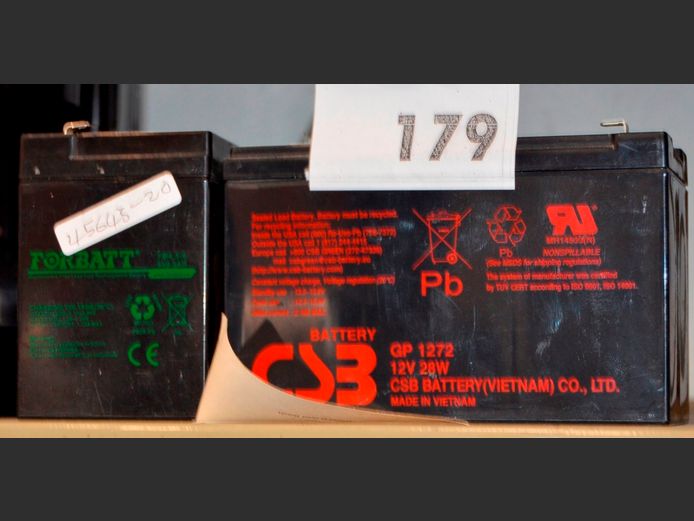 LOT: 4 x BATTERIES [Condition unknown]