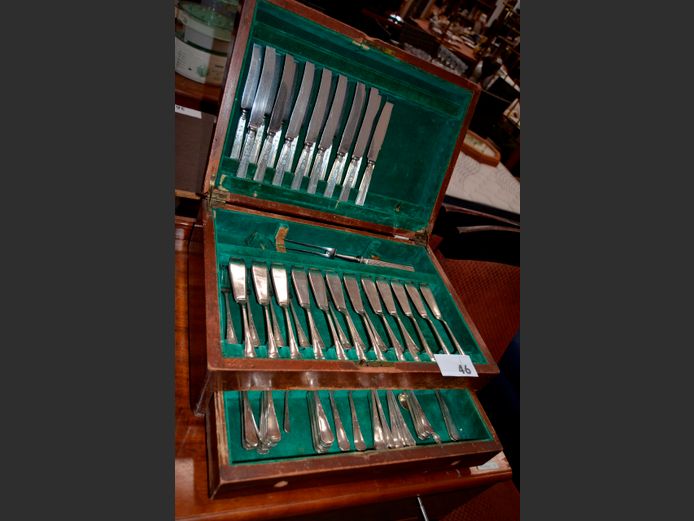 SILVER PLATE 78-PIECE PART CUTLERY SET IN CANTEEN, 46 x 32 x 18cm [Canteen needs TLC]