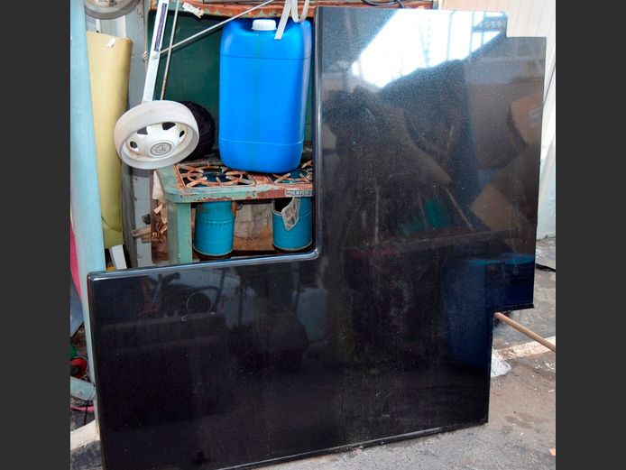 L-SHAPED GRANITE SLAB, 145 x 135cm