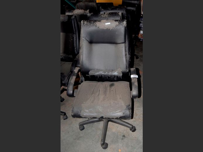 SET OF 6 BLACK LEATHER TOUCH SWIVEL OFFICE CHAIRS [Peeling]