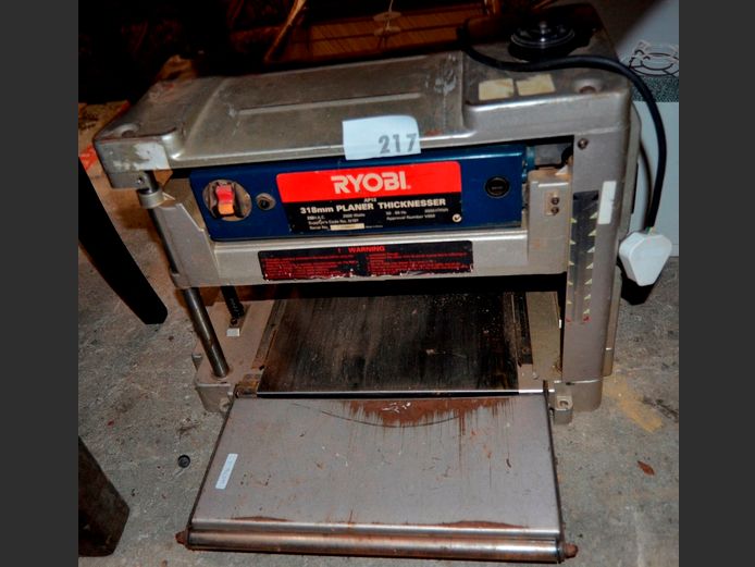 RYOBI THICKNESSER PLANER [Switches on]