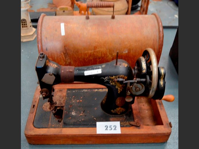 SINGER MANUAL SEWING MACHINE [Untested, damaged]