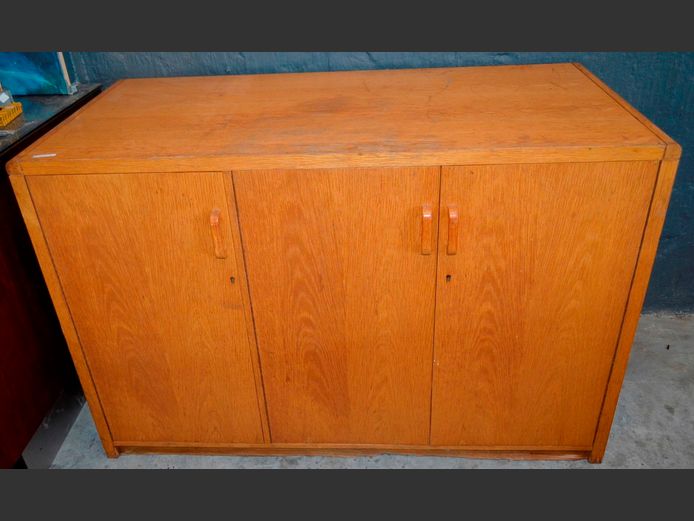 OAK FINISH 3-DOOR CABINET, 136 x 64 x 90cm