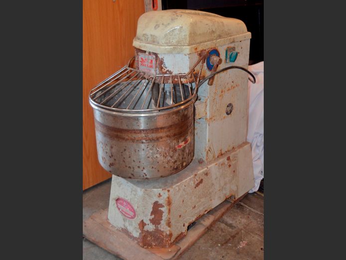 HEAVY DUTY 20 LITRE DOUGH MIXER [Switches on, untested further, rusted]