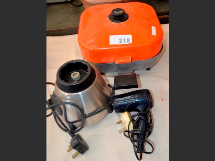 PINEWARE ELECTRIC FRYING PAN & A SUNBEAM BLENDER [Switch on, untested further, No jug, both untested]