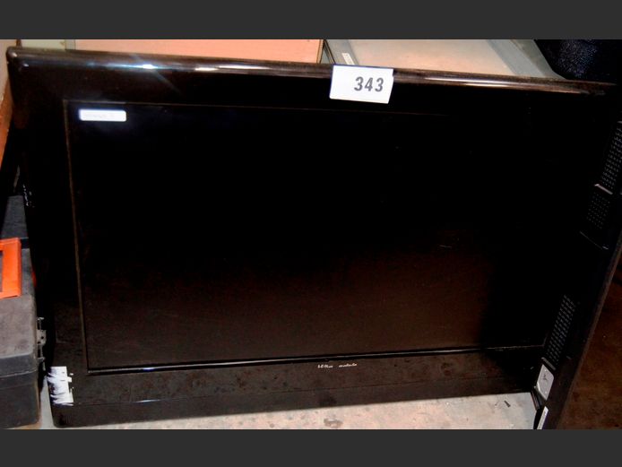 WHARFEDALE 32" LCD TV [Switches on, Screen cracked] ### LICENCE PLEASE ###