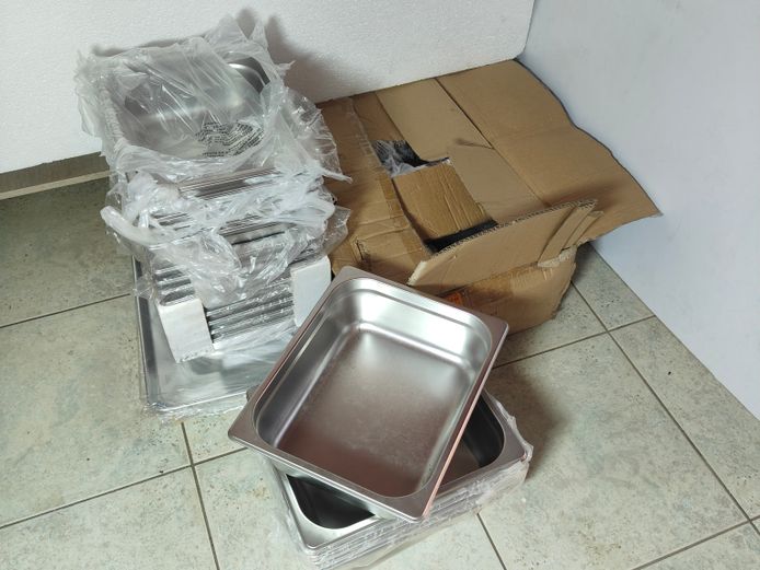 LOT S/STEEL BAIN MARIE INSERTS AND LIDS