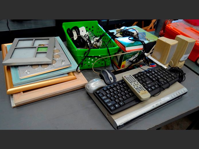 ECCO DVD PLAYER, KEYBOARD, COMPUTER SPEAKERS, etc [Switch on, untested further]