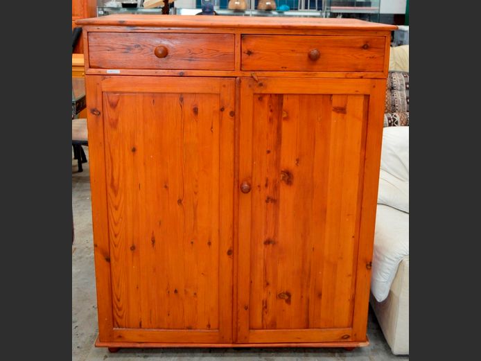 OREGON PINE 2-DOOR, 2-DRAWER JONKMANSKAS, 114 x 52 x 138cm