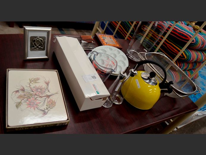 LOT: PLACEMATS, YELLOW KETTLE, GLASS VASE, etc