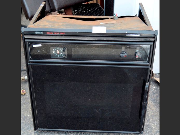 DEFY GEMINI PETIT CHEF EYE LEVEL OVEN [Untested, no cable]