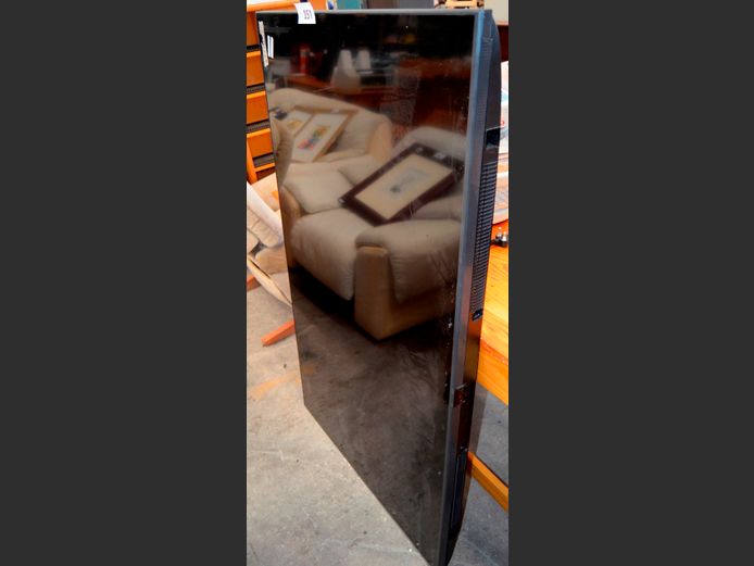 SAMSUNG 58" L.E.D. TV [Switches on, untested further, cracked] [#: 422746780] ### LICENCE PLEASE ###