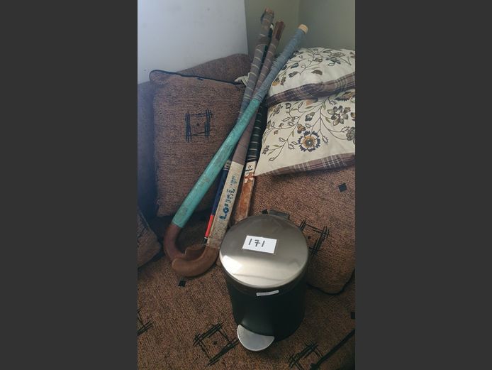LOT: HOCKEY STICKS & A BATHROOM BIN