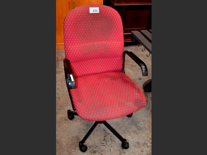RED & BEIGE SWIVEL OFFICE CHAIR