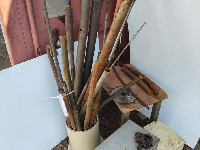LOT CROWBARS, PINCH BARS AND STEEL RODDS
