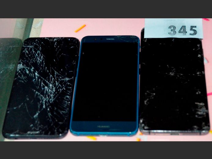 LOT: 3 x HUAWEI SMART PHONES [Damaged, untested, no chargers]
