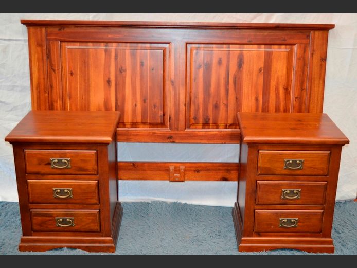 STAINED PINE QUEEN SIZE HEADBOARD WITH PAIR MATCHING 3-DRAWER BEDSIDE PEDESTALS, 50 x 42 x 63cm