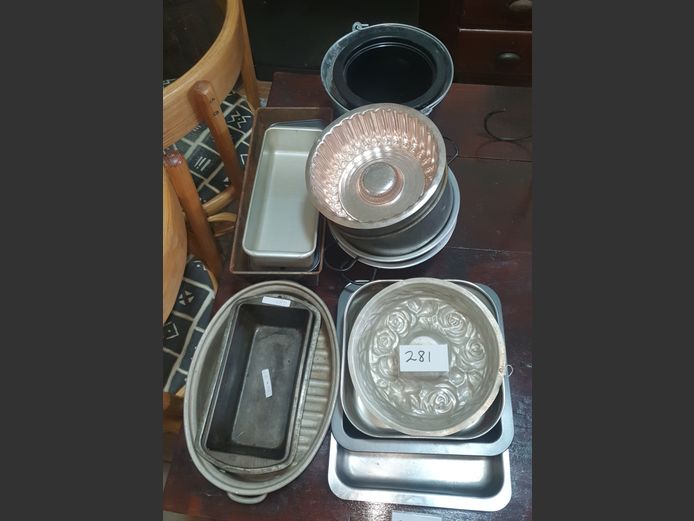 LOT: OVEN DISHES, CAKE MOULDS, BREAD PANS, etc