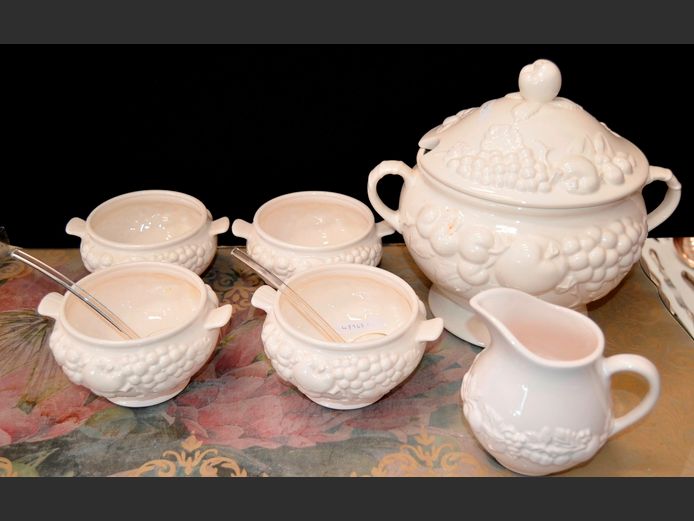 SIGNATURE JAPAN CREAM CERAMIC SOUP TUREEN WITH LID, SOUP BOWLS, etc