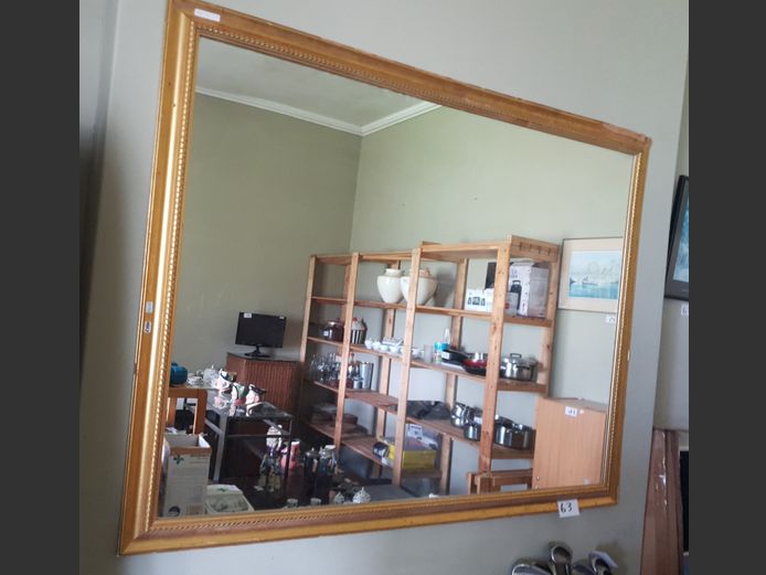 GILT FRAMED MIRROR [Damage to frame]