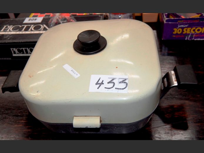 PINEWARE ELECTRIC FRYING PAN [Switches on, untested further]
