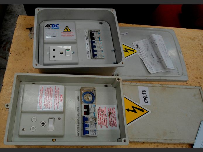 LOT: SWIMMING POOL TIMER PUMPS, BREAKERS & WATERPROOF HOUSINGS, 33 x 21 x 12 & 30 x 25 x 14cm [Untested]
