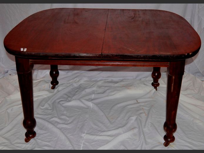 MAHOGANY DINING TABLE ON CASTORS, 129 x 121 x 74cm