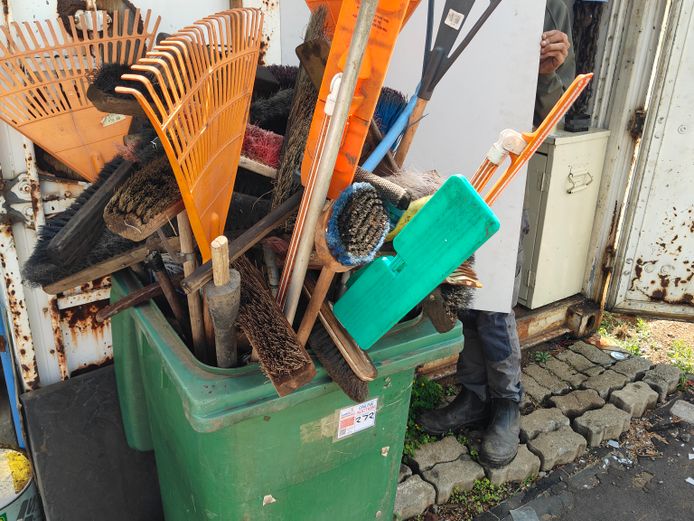 DUSTBIN WITH GARDEN TOOLS