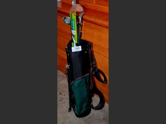 CHILDREN'S GOLF BAG WITH CLUBS & A HOCKEY STICK
