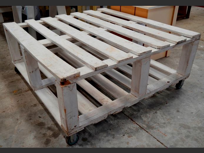 WHITE PAINTED PALLET WOOD COFFEE TABLE ON CASTORS, 105 x 101 x 44cm [Damaged in places, needs re-painting]