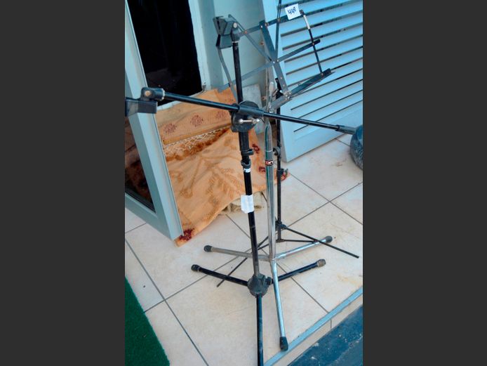 MIC STAND & SHEET MUSIC STAND
