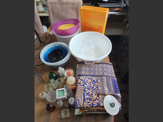 LOT: COLLECTABLE BOTTLES, PLASTIC BASIN, etc