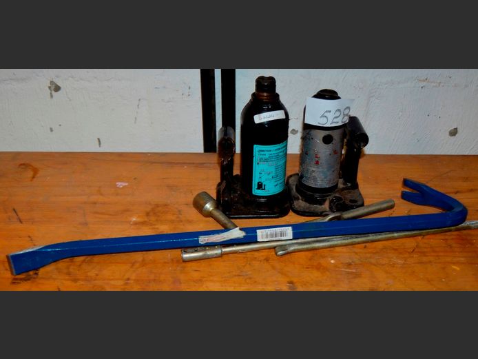LOT: 2 x 1.8-TON HYDRAULIC BOTTLE JACKS & A CROWBAR