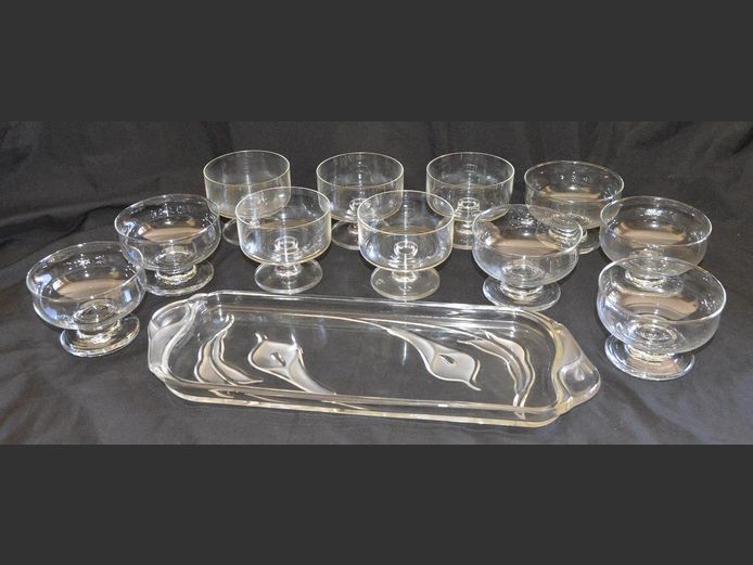 LOT: 11 x GLASS DESSERT BOWLS & A CLEAR & FROSTED GLASS "ARUM LILY" PLATTER