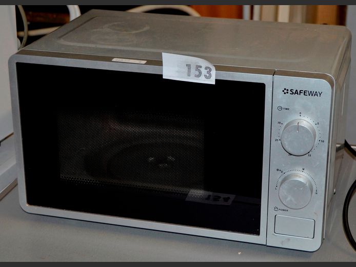 SAFEWAY METALLIC FINISH MANUAL MICROWAVE [Switches on]