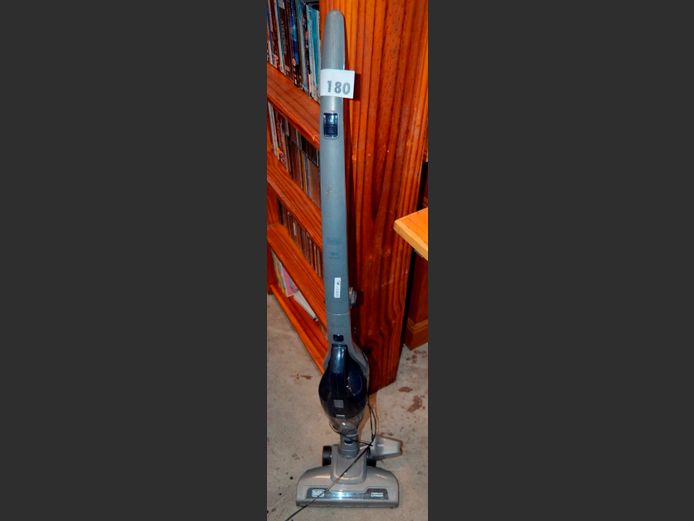 BLACK & DECKER VACUUM CLEANER [Switches on]