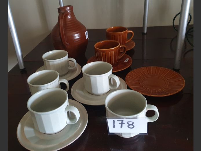 LOT: CUPS & SAUCERS