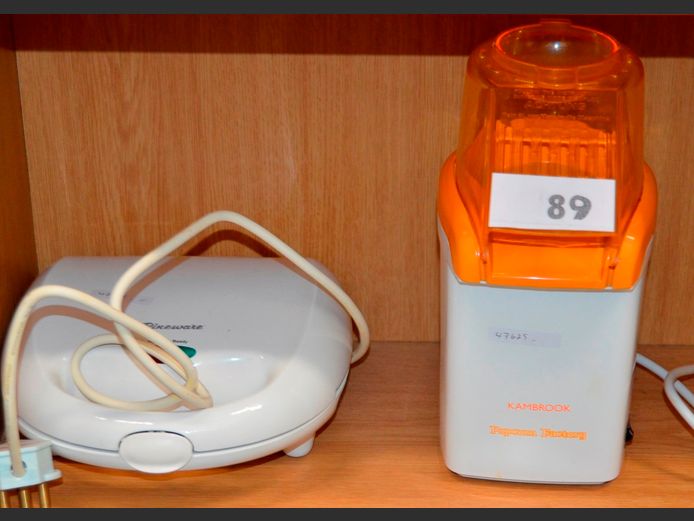 PINEWARE WAFFLE MAKER & A POPCORN MAKER [Switch on]