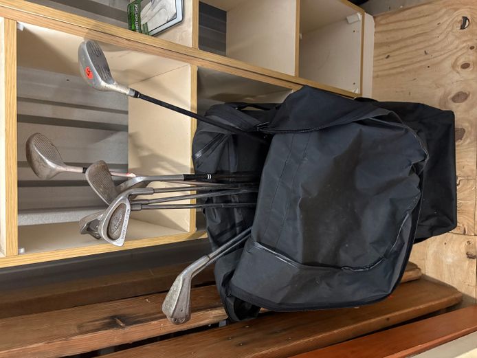 Golf bag on wheels with 8 clubs