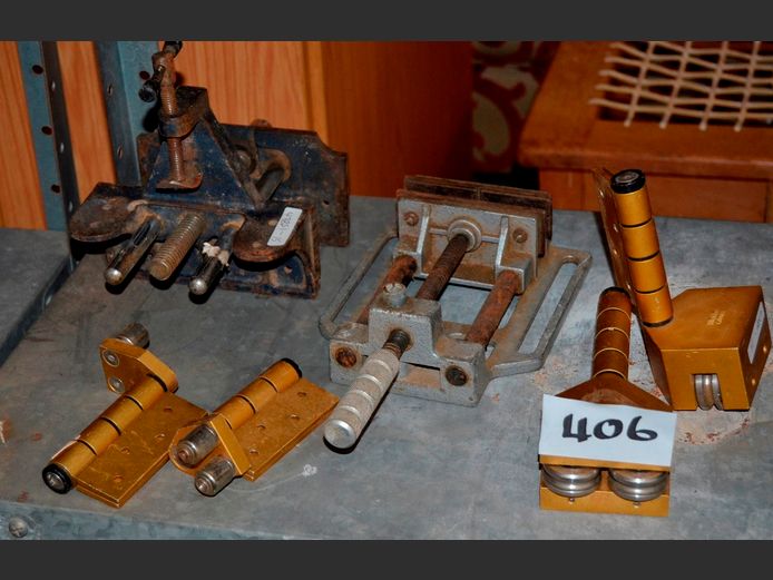 LOT: 2 x WOOD VICES & DOOR HINGES