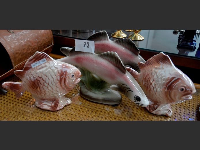 SET OF 4 CERAMIC FISH ORNAMENTS, 38 x 18cm & 23 x 19cm