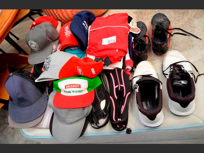 LOT: GOLF SHOES, CAPS, CLOTHES, etc