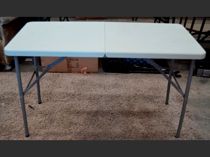 PLASTIC TOP FOLDING CAMPING TABLE, 123 x 61 x 74cm