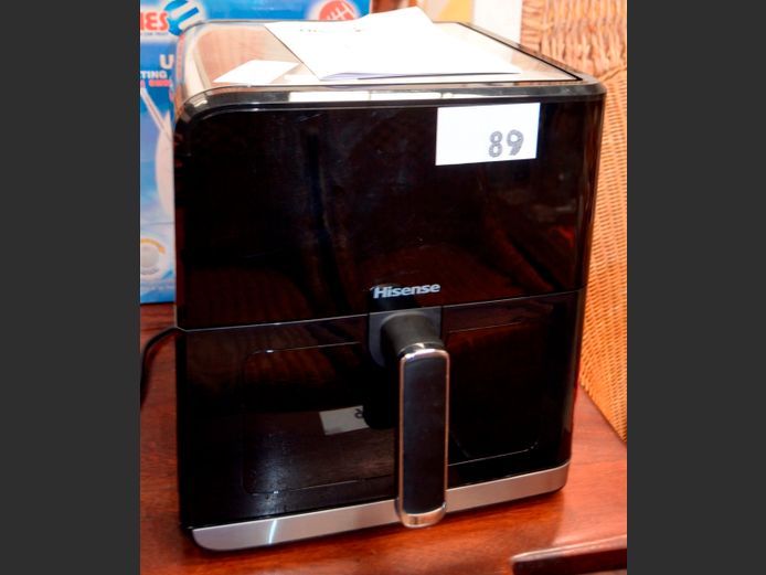 HISENSE 8 LITRE AIR FRYER [Switches on, faulty]